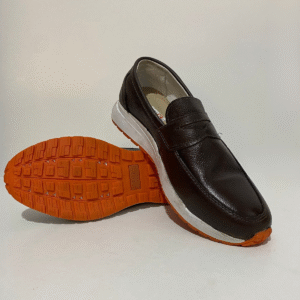 Sapato Casual em Couro Liso com Solado Leve e Resistente