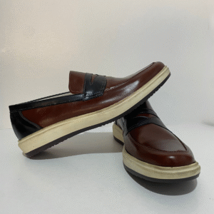 Sapato Casual em Couro Liso com Solado Leve e Resistente