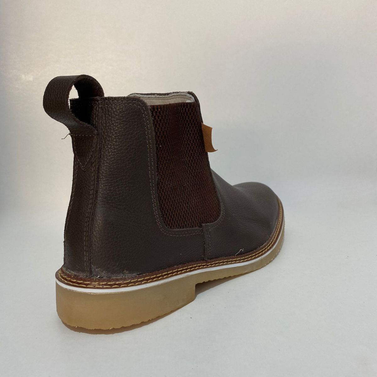 A Botina Perfeita: Chelsea em Couro Legítimo com Solado Costurado - Imagem 4