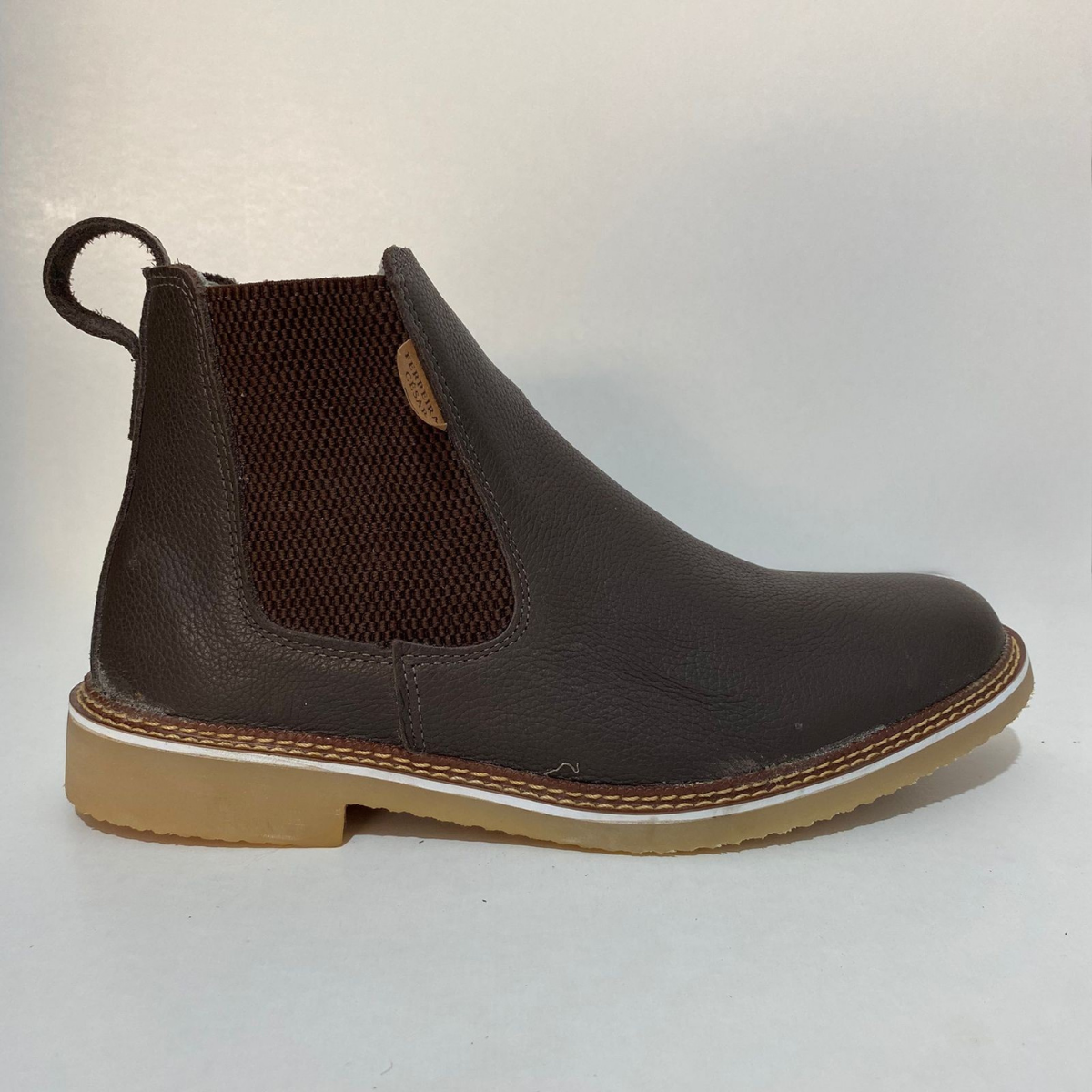 A Botina Perfeita: Chelsea em Couro Legítimo com Solado Costurado - Imagem 5