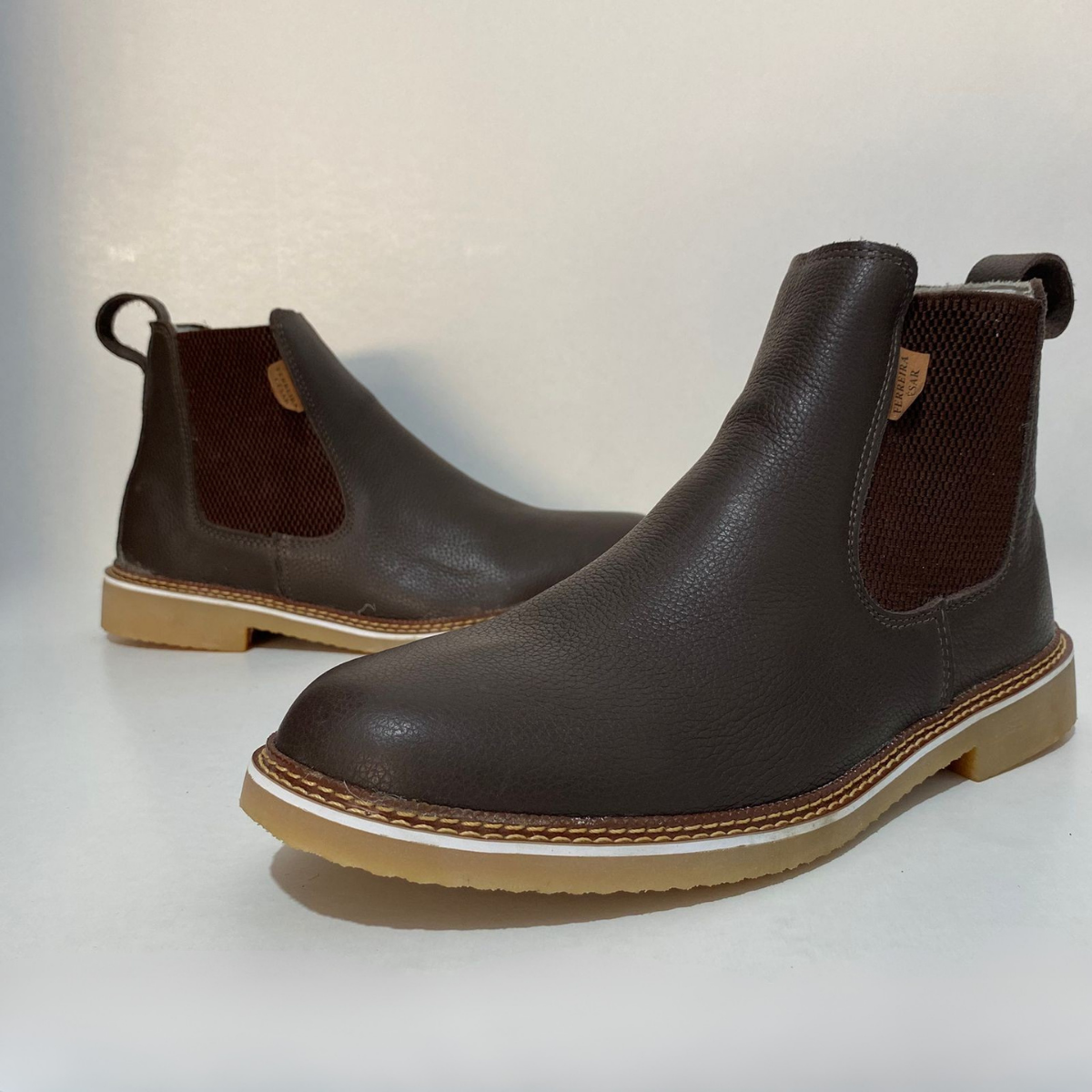 A Botina Perfeita: Chelsea em Couro Legítimo com Solado Costurado