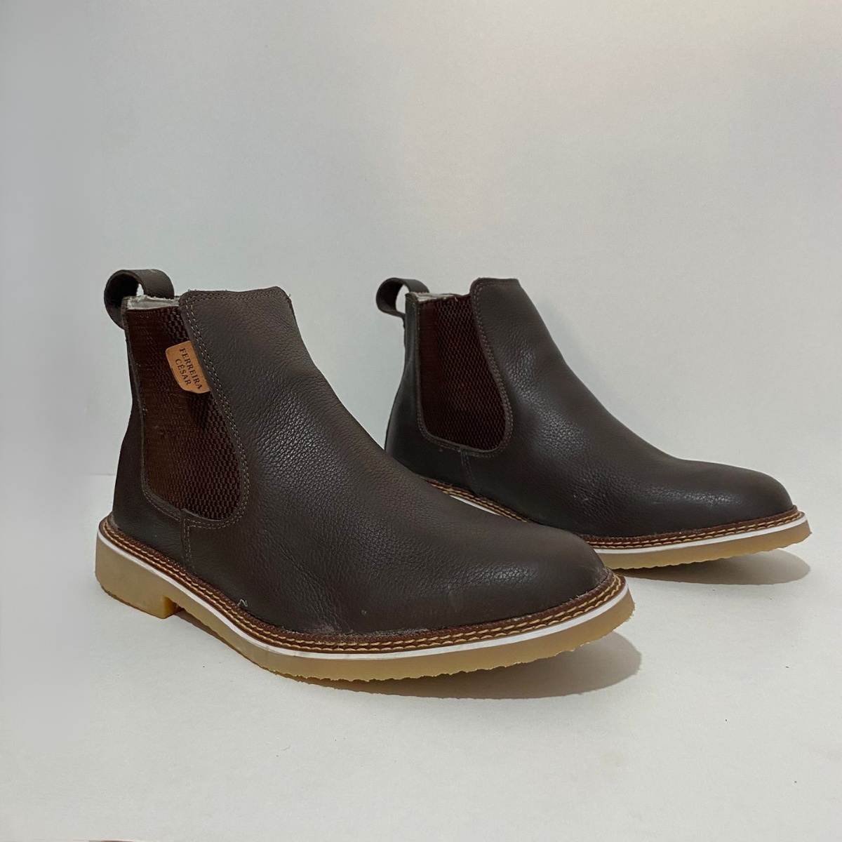 A Botina Perfeita: Chelsea em Couro Legítimo com Solado Costurado - Imagem 7